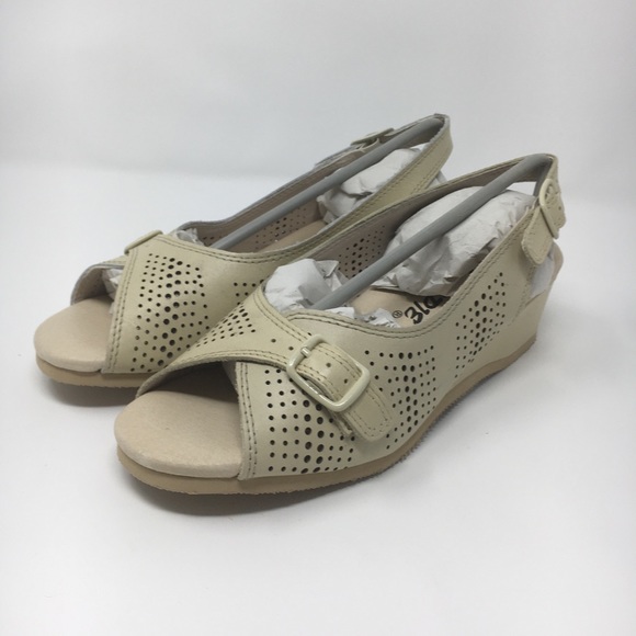 Lovely leather-like flats perfect for work. - Picture 3 of 9